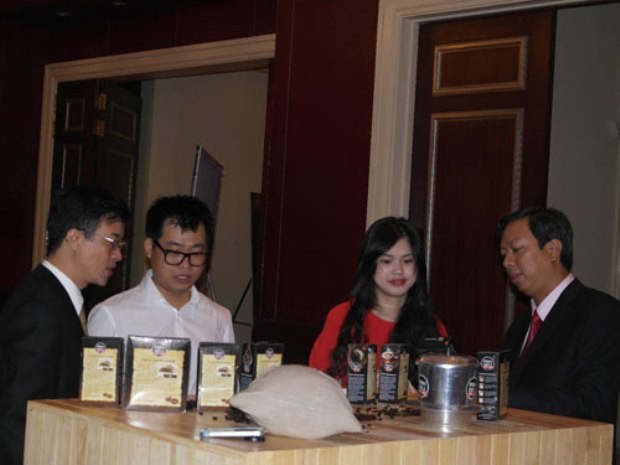 Lãnh đạo Công ty CP PhinDeli giới thiệu sản phẩm cà phê với khách hàng. Ảnh: Người lao động